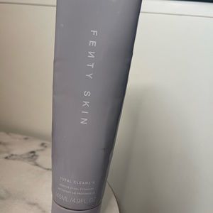 Fenty skin total cleans’r make up removing cleanser